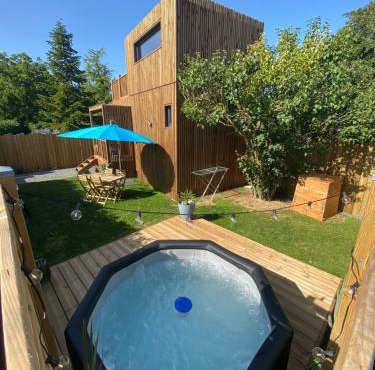 Tiny et Jacuzzi Charente Maritime in Plassay