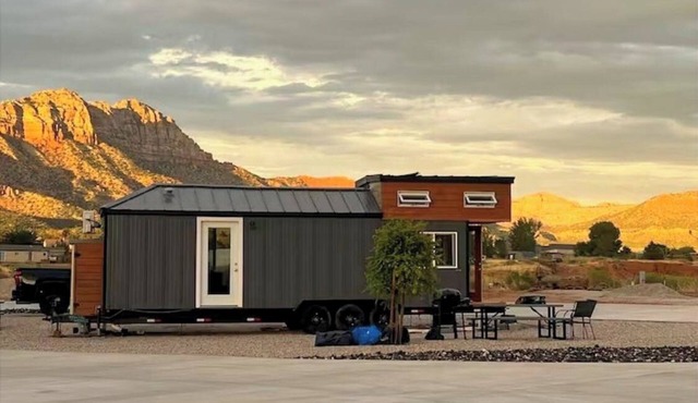 Tiny Home Lodge near Zion and Bryce Parks. Hot Tub, Stargazing, Stunning Views