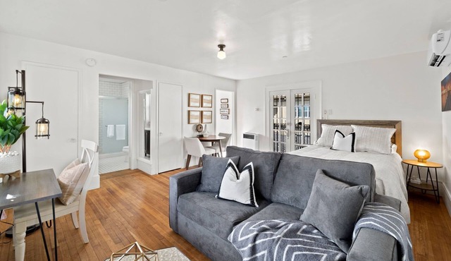 Top Floor SD Bay View Studio in Bankers Hill, San Diego!
