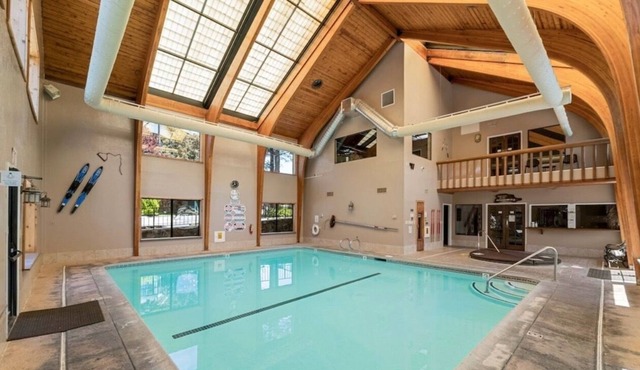 Townhome in gated community. Indoor Pool and Jacuzzi. Village and Marina 1 mile.
