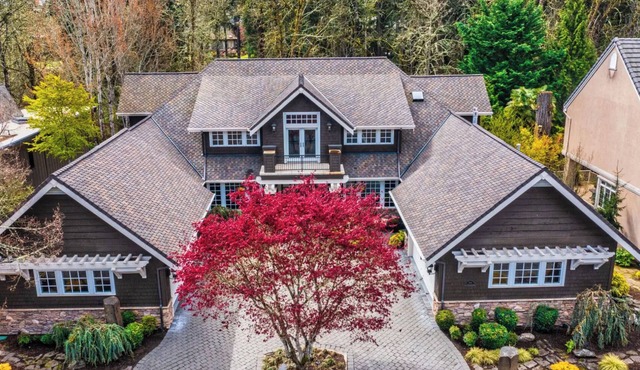 Tranquil Forest Chateau: hot spa, home theatre, outdoor bbq, w/lush green views in Hillsboro