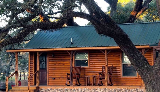 Tranquility Cabin Surrounded By Live Oak Trees With A Fabulous Hot Tub! in Cat Spring