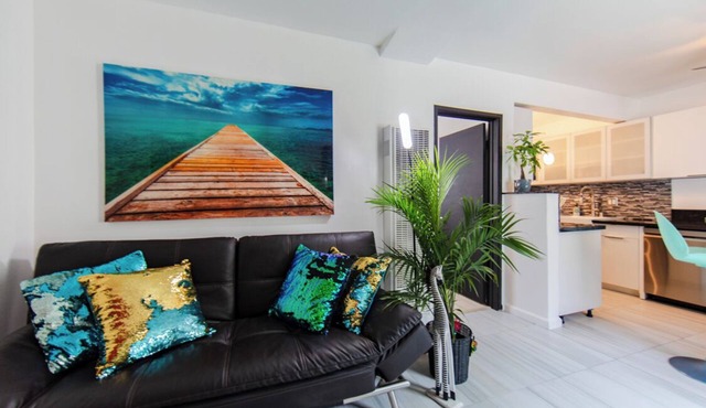 Trendy & Cozy 4 Blocks to Beach With Covered Patio With free Parking!