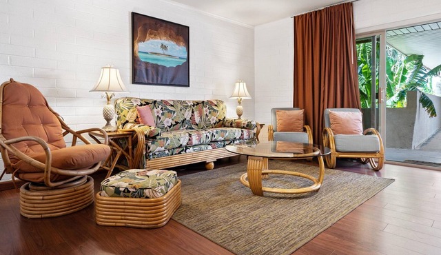 TROPICAL ABODE: COMMUNITY POOL + RELAXING PATIO