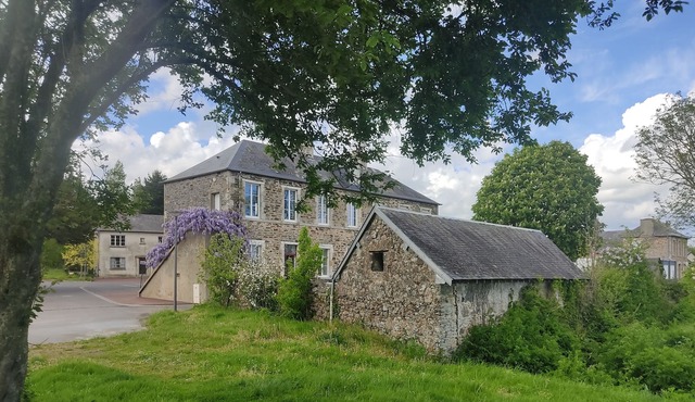 Une Ancienne École Rénovée, Amoureux de Nature et de Vielles Pierres in PONT HEBERT