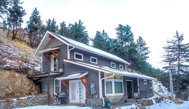 Unique Custom 2-bedroom house in the mountains in Boulder