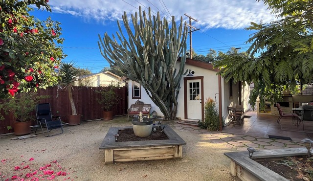 Upland Craftsman Cottage - 1 Bedroom Private Studio in Central Upland Location