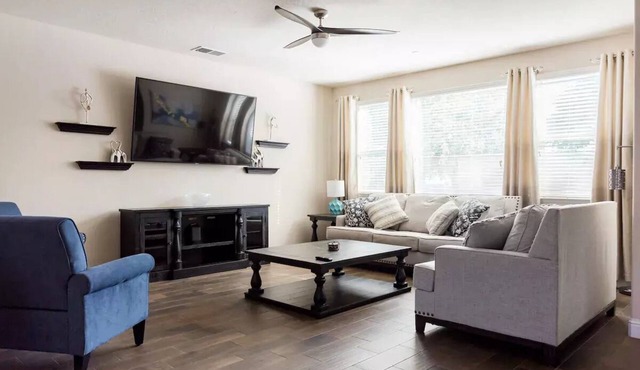 Upscale Modern Home★ King Bed★ Garage Parking★ Sanitized★ Long Stays