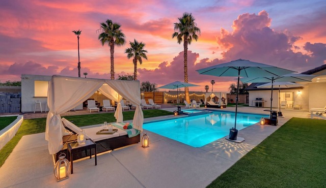 Vegas Luxury Retreat - Private Estate w/Pool, Spa & Putting Green