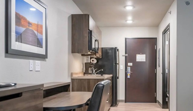 Vibrant 3-Room Home Close to Local Attractions & Entertainment in Redding