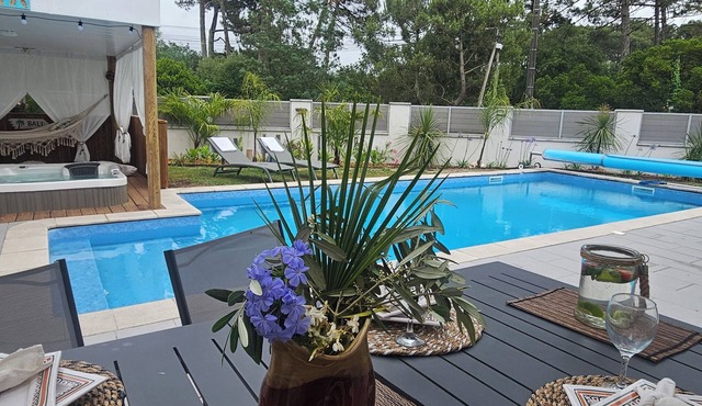Villa Maripa, an exotic oasis with a pool and hot tub, near the beach, sleeps 6 in Labenne