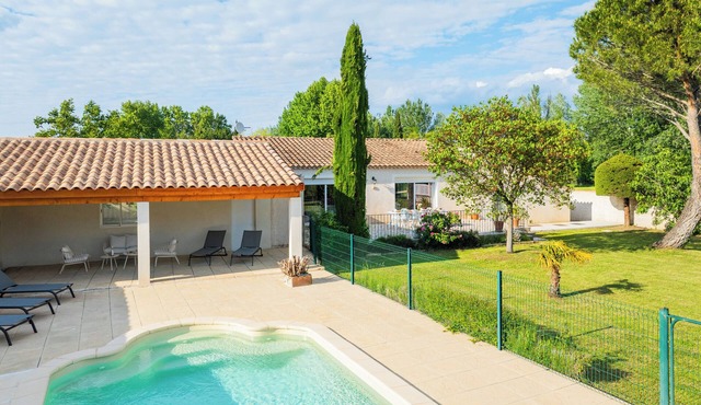 Villa with swimming pool 8P between Ile sur la Sorgue & Avignon in Caumont-sur-Durance