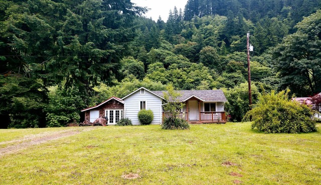 Vintage River Cabin on the Siuslaw River in Mapleton