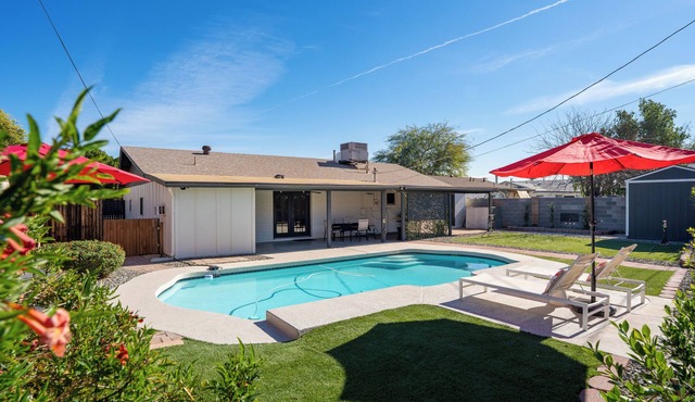 Vintage Vault - Spacious 4 Bedrooms House w/Pool - Close to Cardinals & Dodgers