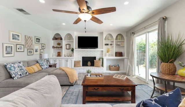 Visalia Luxe CA: 3BR w/Private Pool, BBQ, & Patio