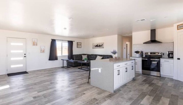 Wagon Wheel Retreat on 2.5 acres With hot tub