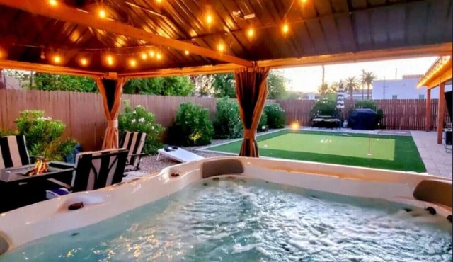 Walk to Old Town 4BR Hot Tub Luxury Golf Getaway