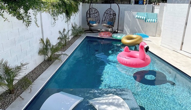 Walk to Old Town & Giants - Heated Pool + Golf + Games
