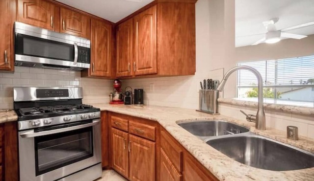 Walk To The Beach, Downtown, Restaurants, & More!
