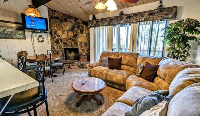 Walk to the Slopes! Rustic Townhouse by Snow Summit