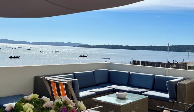 Waterfront duplex 150m2 12/14 pax, magnificent sea view. in Hyères