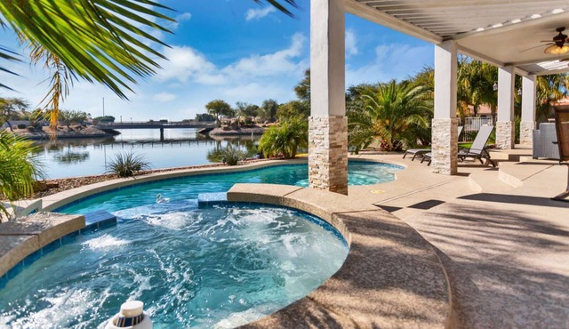 Waterfront Lakehouse w/heated pool/spa/billiards/ping-pong/kayaks! in Glendale