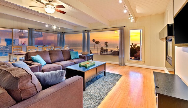 Well-appointed beach cottage with panoramic views, outdoor patio, free WiFi in San Clemente