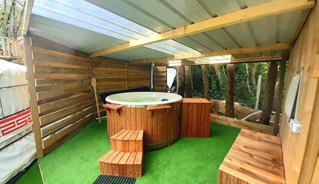Wellness Mongolian Yurt with Nordic Bath, All Comforts in Quimper
