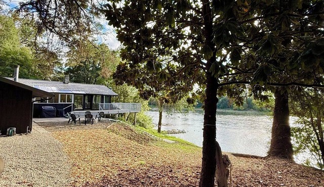 Willamette Riverfront Estate w/Deck - Secluded on 2.5 acres w/AC. in Salem