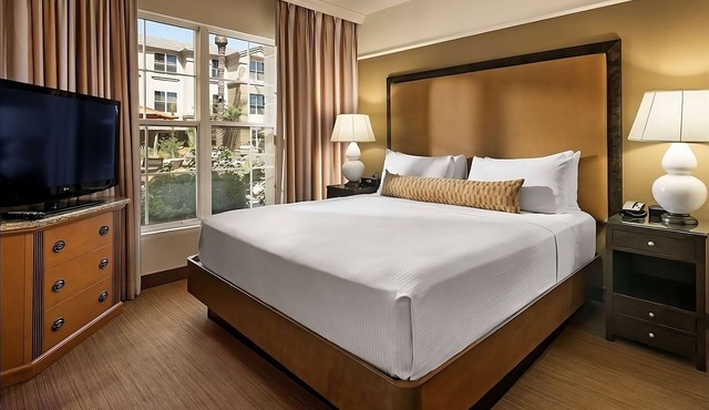 Your Gateway to Scottsdale's Wonders: Elegant Suites Await! Paws Friendly, Pool