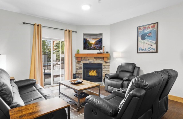 Bear Hollow 3203 | Private Patio | Near Outlets | 2 Hot Tubs | Pool