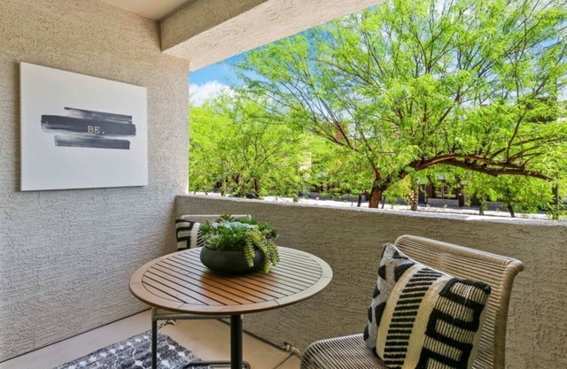 Contemporary 2BR Condo with Hot Tub & Gym in Zone Westgate in Glendale