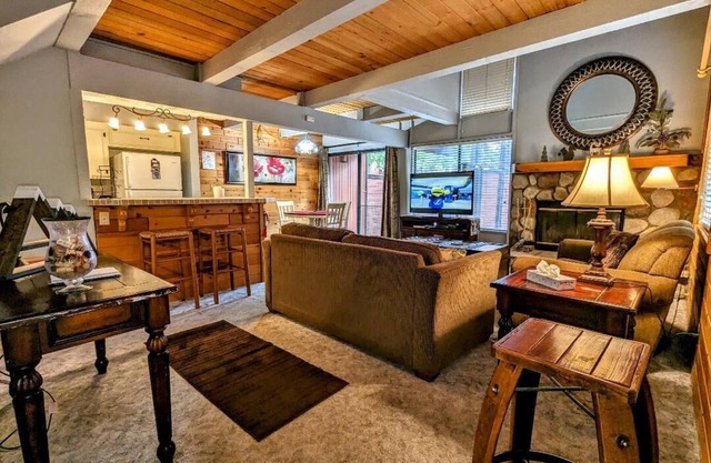 Deluxe 2-Bedroom Ski Retreat Walk to Snow Summit Mountain Resort