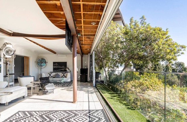 Hollywood Hills - Modern Retreat