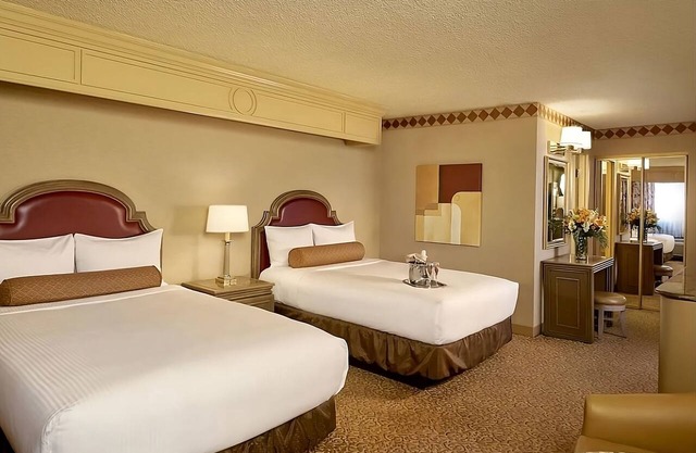 Las Vegas Nightlife Experiences At Your Doorstep! 2 Affordable Units Near Strip!