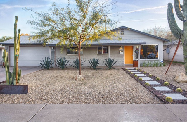 Walk to Old Town Scottsdale! Modern, Remodeled, Mid-Century Home - Sleeps 6