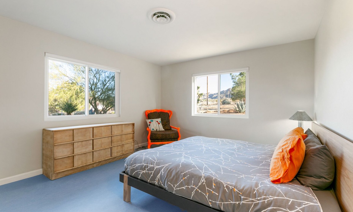 Joshua Tree Highlands House | 🌵 Rocky Ridge Retreat - Cozy & Colorful Home in Joshua Tree w/Hot Tub, Fire Pit & BBQ 🌵