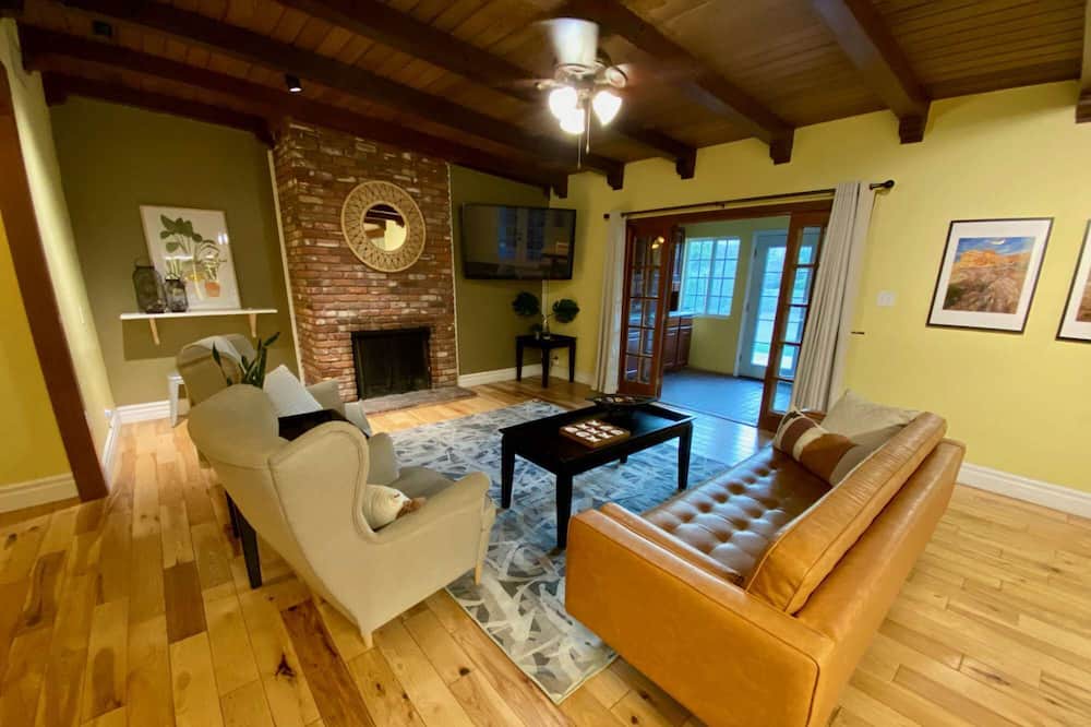 Las Vegas House | Las Vegas Pool House! Ranch Home With Salt Pool and High Speed Internet Close Drive to Strip.