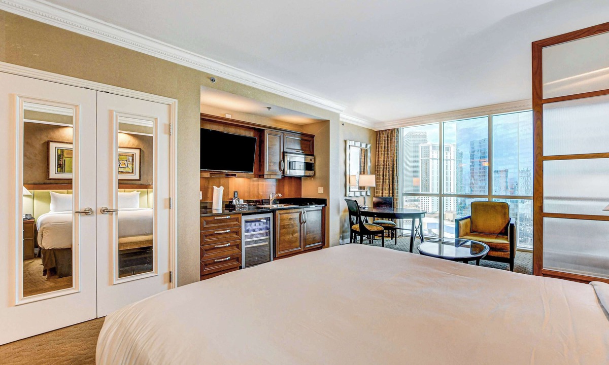 Las Vegas Apartment | Elegant MGM Studio Strip Views 19811