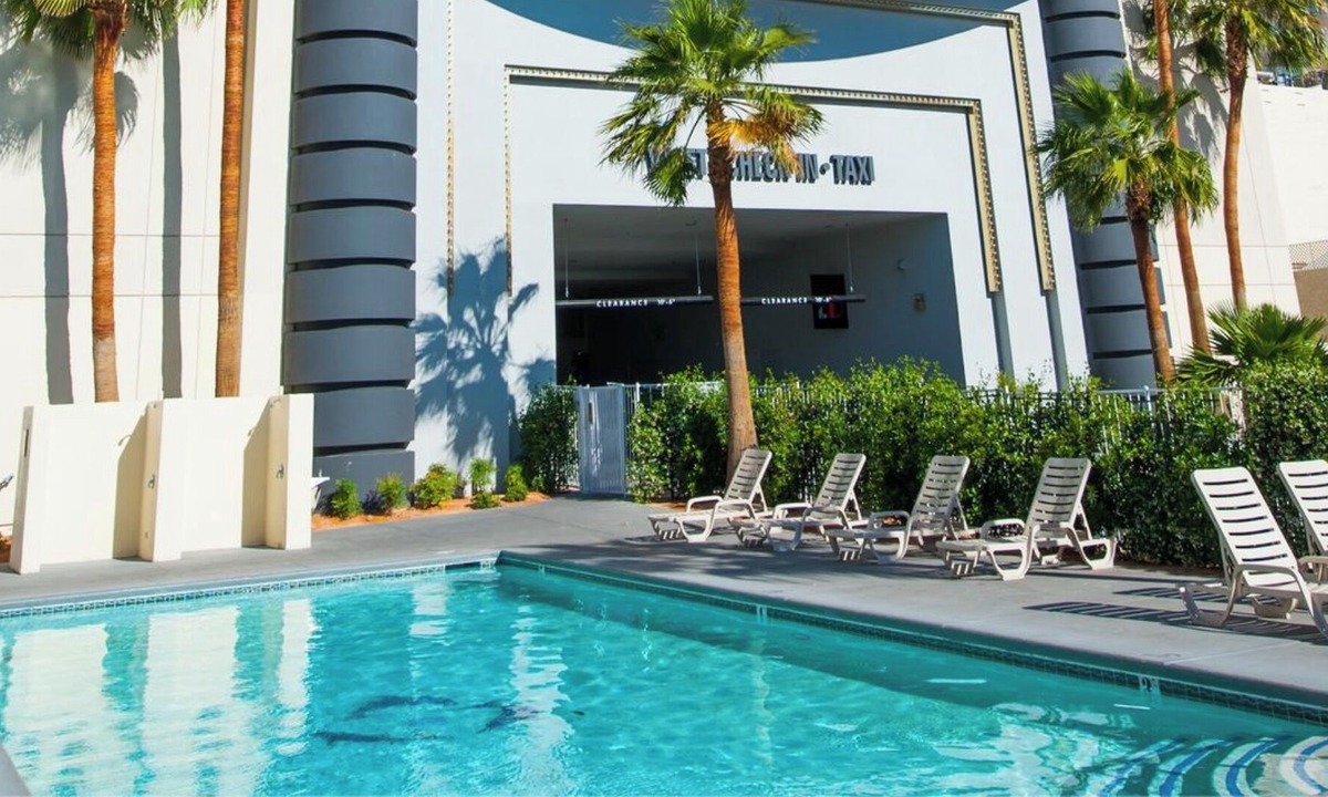 Downtown Las Vegas Hotel | Deluxe One King Room at The D Las Vegas