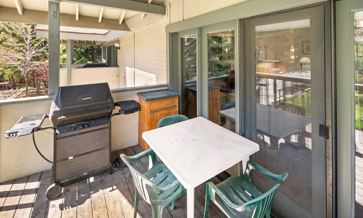 Big Bear Lake Condo | Bear House by Destination Big Bear : Walk to Bear Mtn Resort! Views! BBQ! Cable TV! Garage Parking! 2 Master Suites!