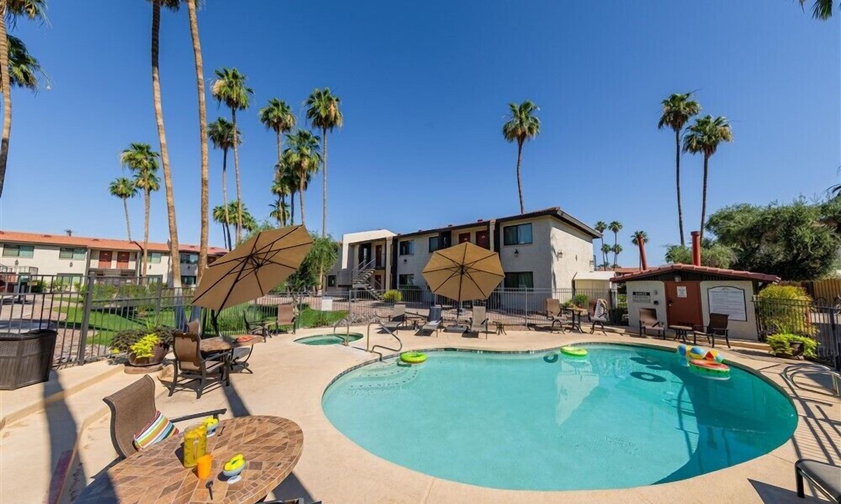New Papago Parkway Apartment | 240 Relaxing Scottsdale Stay – Pet-Friendly, Park Views & Putting Green