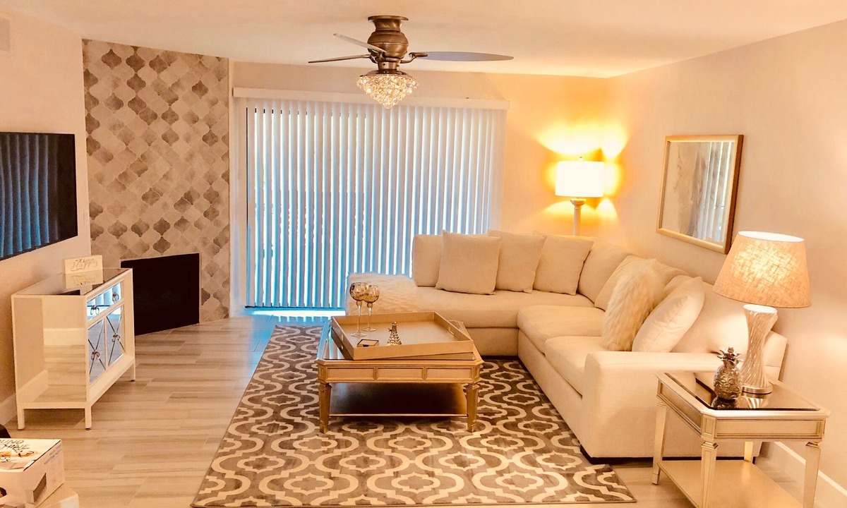 Camelback East Condo | BEAUTIFUL!REMODELED RESORT STYLE CONDO! WALK TO AZ BILTMORE!MTN VIEW!HEATED POOL