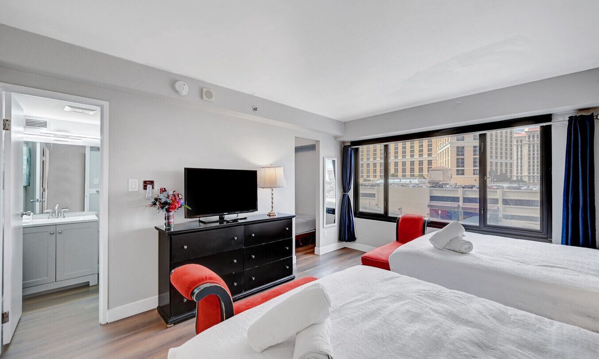 Las Vegas Strip Condo | Stay Together Suites - Stylish Condominium, Sleeps 9, Center Strip - Jockey Club
