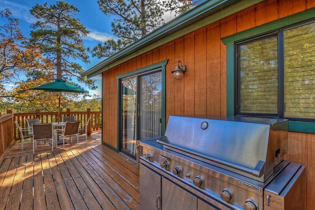 Upper Moonridge Cabin | Dog-friendly cabin, picnic table, BBQ, game room, two kitchens and more!