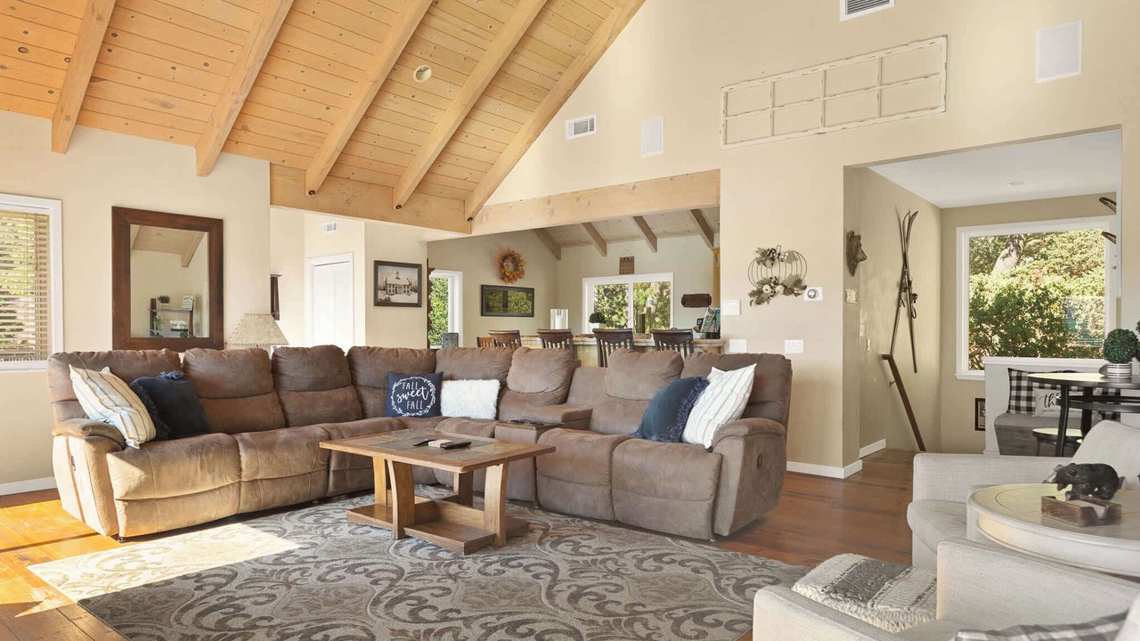 Photo of Livingroom in Lake Arrowhead