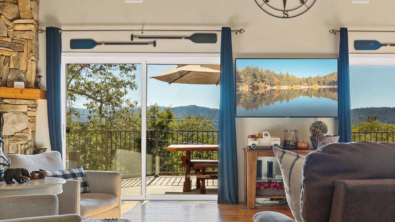 Photo of Livingroom in Lake Arrowhead
