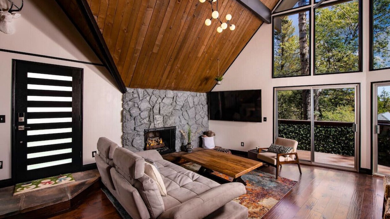 Photo of Livingroom in Lake Arrowhead