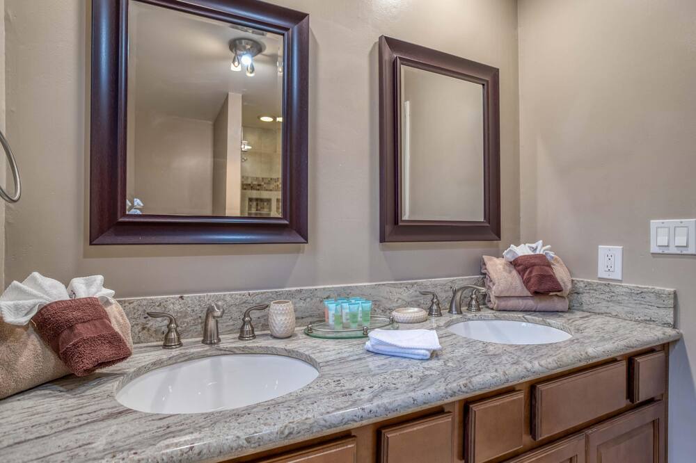 Photo of Bathroom in Summit Estates