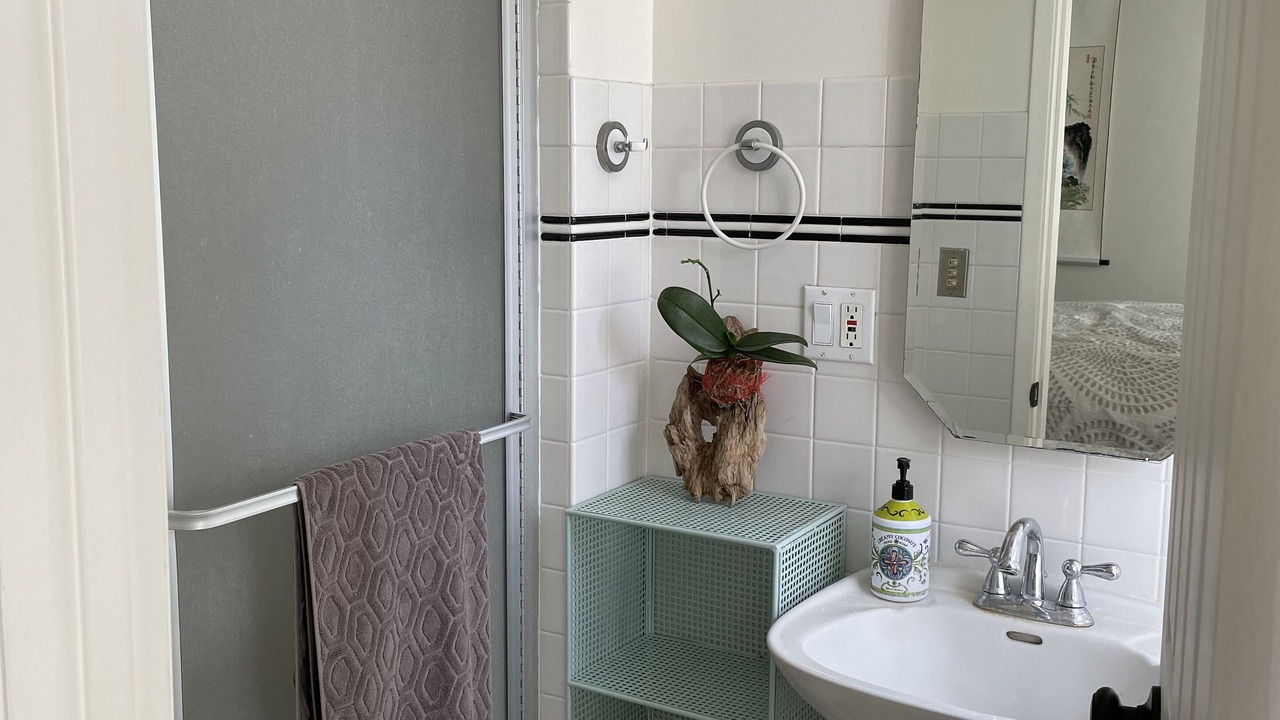 Photo of Bathroom in Mid-Wilshire